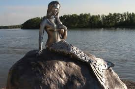 Статую русалки вернули на место